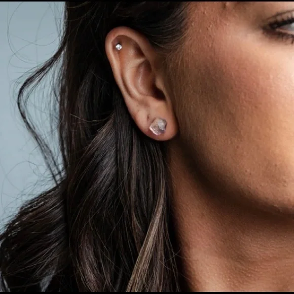 🆕 New Raw Green Amethyst Crystal Stud Gemstone Earrings - Picture 3 of 4